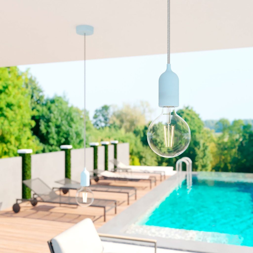 Outdoor Pendelleuchte mit EIVA Pastell Lampenfassung über Terrasse am Pool