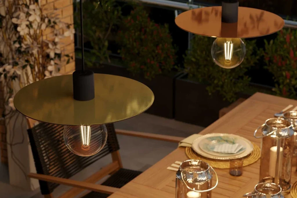 Outdoor Pendelleuchten mit Ellepi Lampenteller über Terrassentisch am Abend