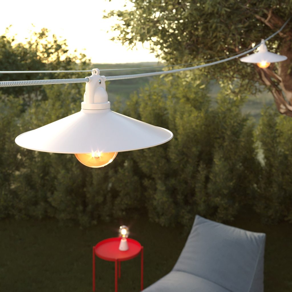 EIVA Outdoor Pendelleuchte mit Lampenschirm an Modulair Kabel im Garten installiert