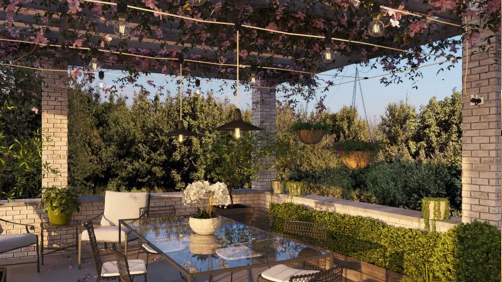 Welche Lichtfarbe eignet sich für Terrasse und Balkon? Warmes Licht im Outdoor-Bereich Terrasse am Abend mit warmem Licht, Pendelleuchten und dekorativer Outdoor-Lichterkette