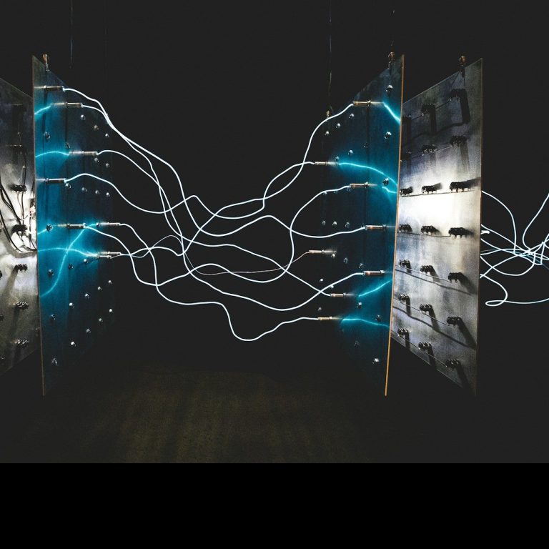 Ein dunkler Raum mit elektrischen Leitungen in blauen und weißen Farben.