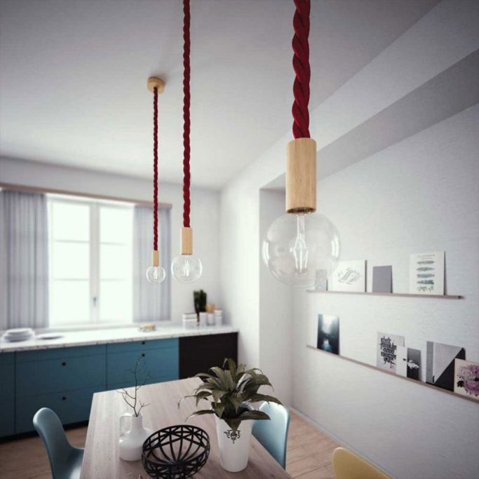 Moderne Küche mit eleganten Pendelleuchten und minimalistischer Einrichtung.