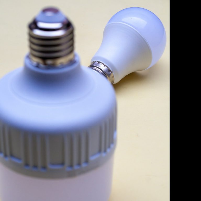 Weißer Lampensockel und eine LED-Lampe, die darauf montiert ist.