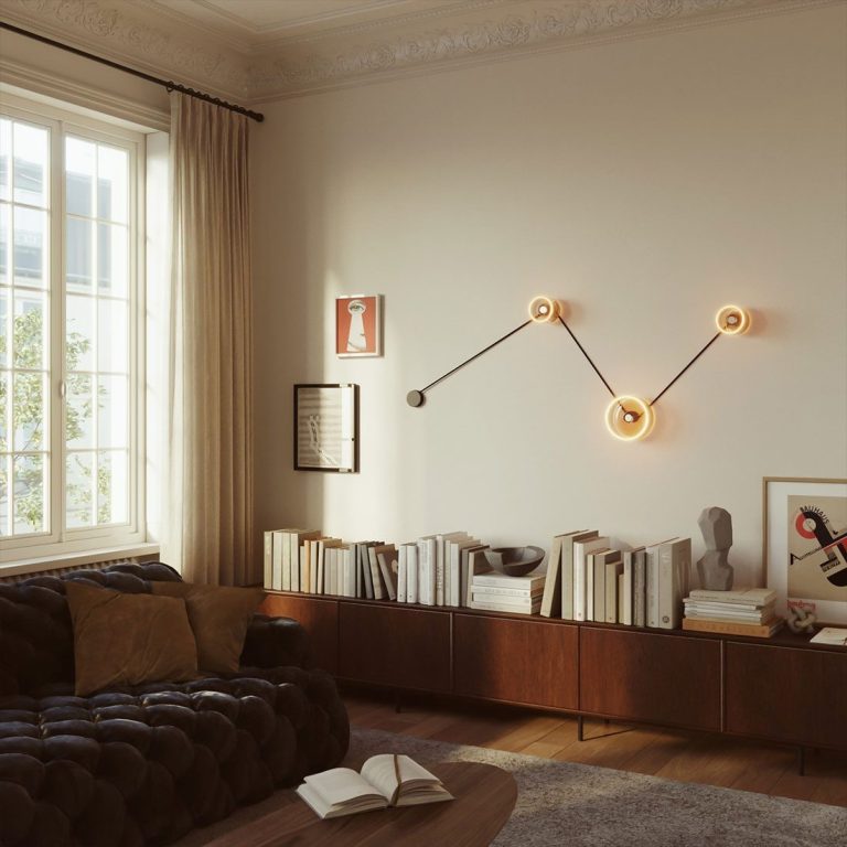 Modern Wohnzimmer mit Regalen, Bücherstapel und Wandlampen über einem Sofa.