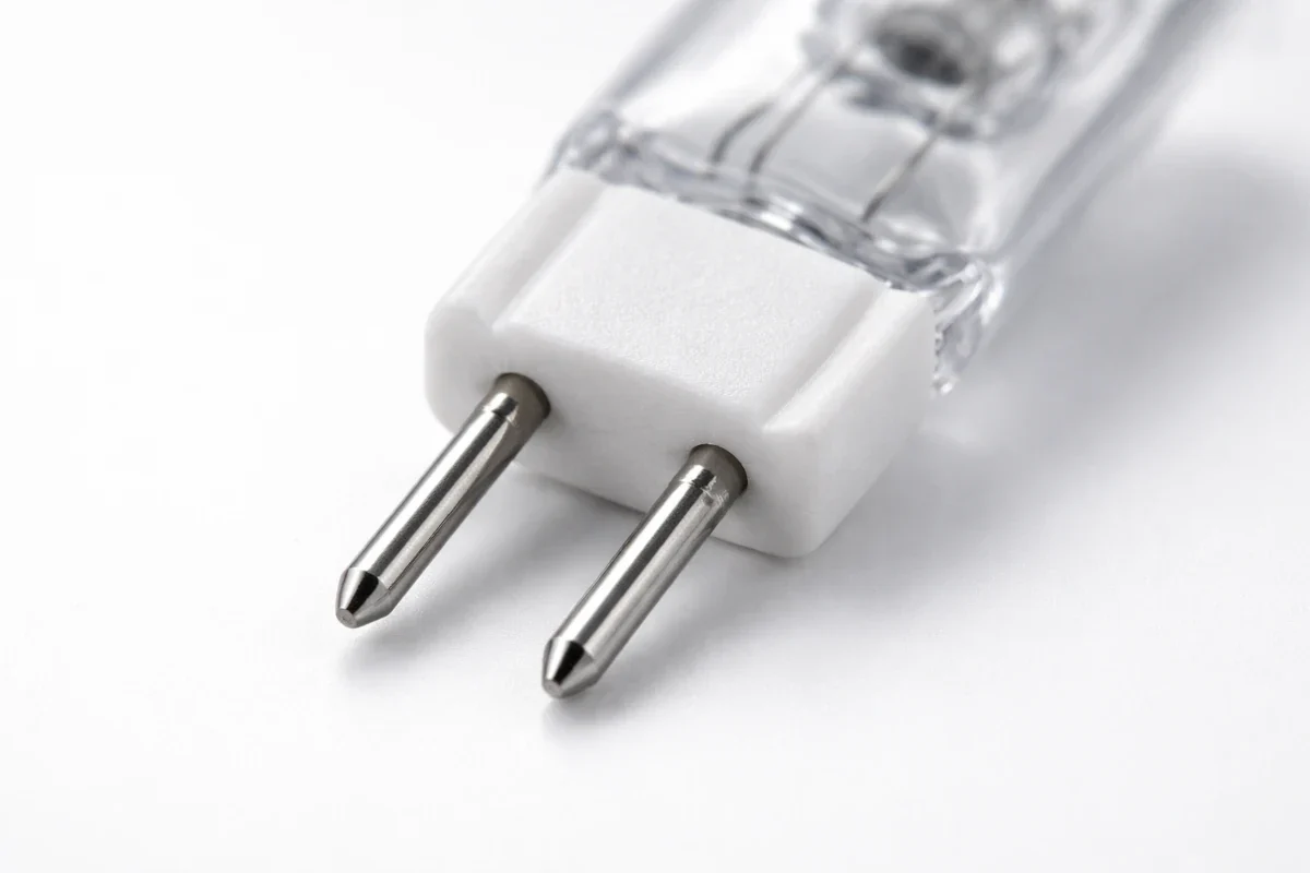 Makroaufnahme eines GY6.35 LED-Stiftsockels mit zwei Pins im Abstand von 6,35 mm auf hellem Studiohintergrund.