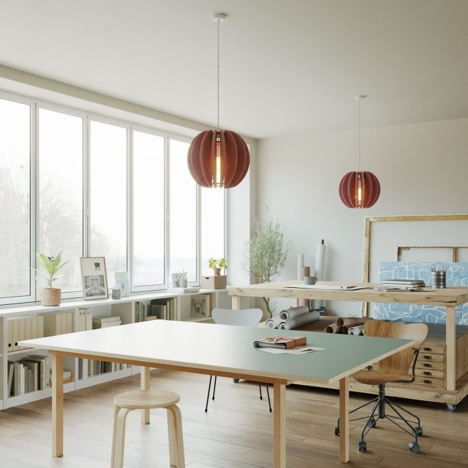 Helles, modernes Arbeitszimmer mit großen Fenstern und stilvollen Lampen.