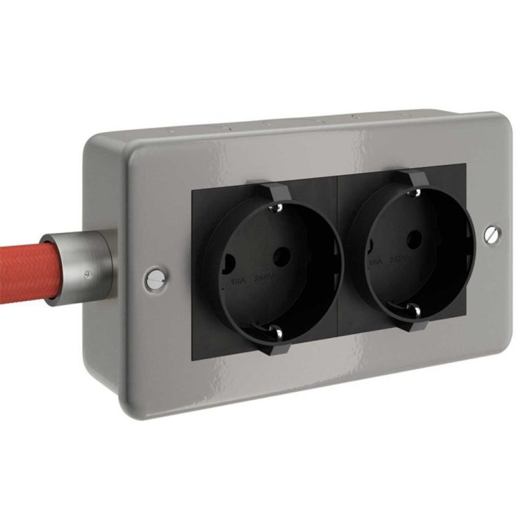 Zwei schwarze Steckdosen in einem grauen Gehäuse mit rotem Kabel.