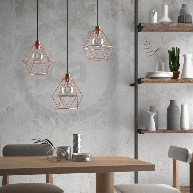 Moderne Küche mit hängenden, geometrischen Lampen und einer Holztischplatte.
