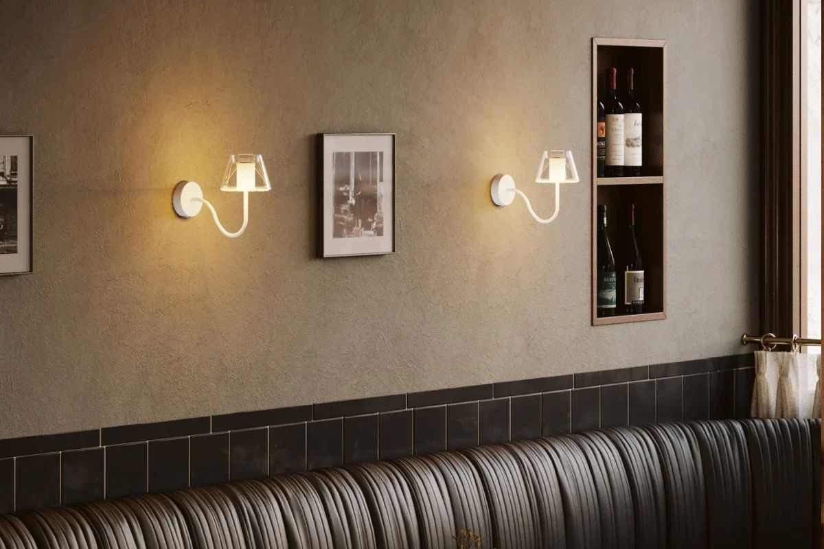 Ghost-Wandleuchten für dekorative Wandbeleuchtung in Bars, Restaurants und Wohnräumen Wandmontierte Ghost-Wandleuchten mit transparentem Glasschirm und warmem Licht in einem stilvollen Gastronomie-Innenraum