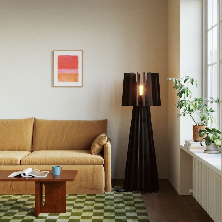 Moderner Wohnraum mit beigem Sofa, Stehlampe und grüner Teppichfläche.