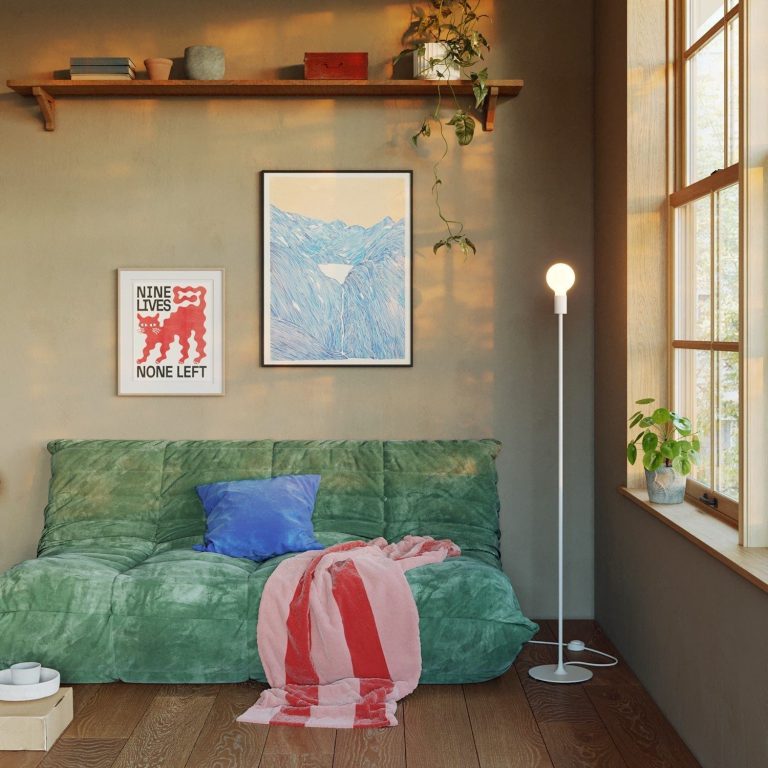 Few things welcome in einem modernen Wohnzimmer: ein grünes Sofa, Pflanzen und Kunstwerke an der Wand.