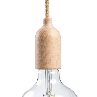 Glühbirne mit transparentem Glas und Holzfassung, an einem Kabel aufgehängt.