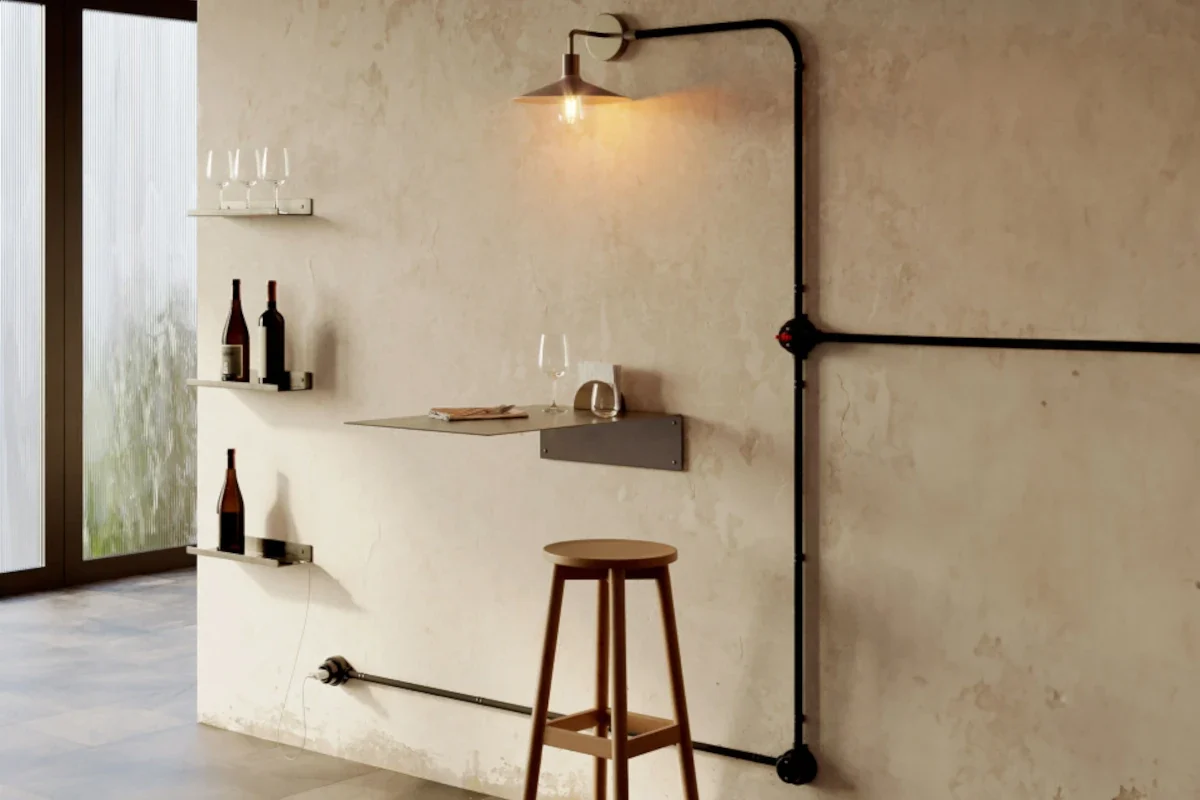 Sichtbare dekorative Kabelführung im Industrial-Stil an der Wand mit aufgesetztem Leitungssystem und Wandlampe
