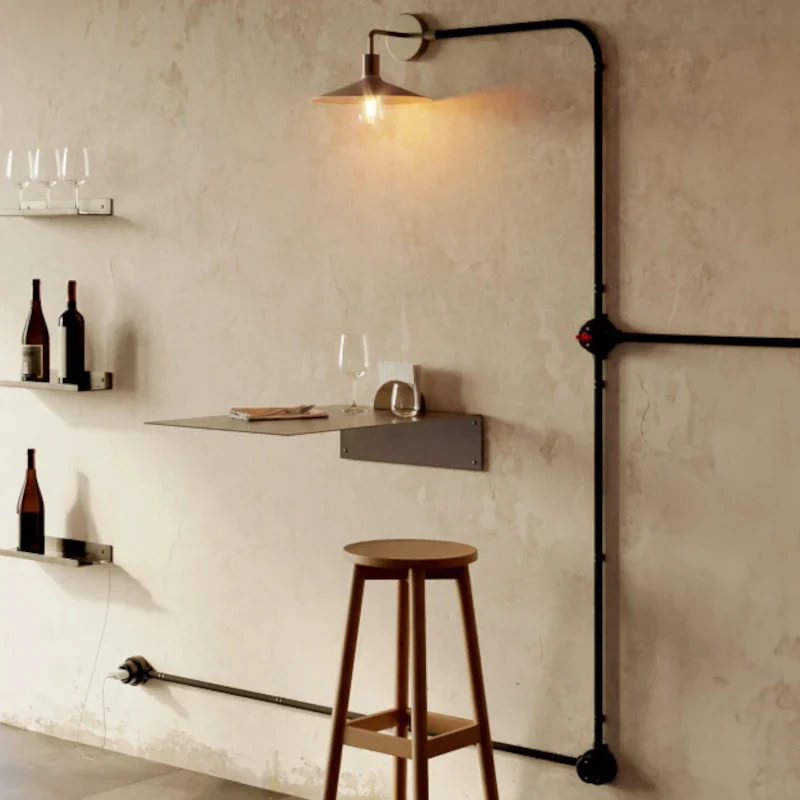 Kabel stilvoll an der Wand führen Schwarze sichtbare Kabelführung an Wand mit Leuchte im Industrial-Stil
