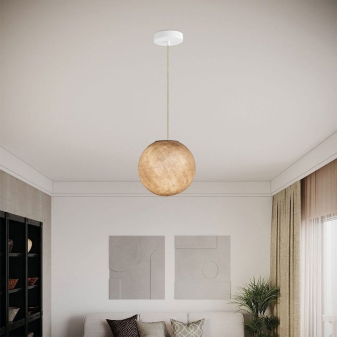 Hängelampe mit runder Holzoptik, schwebend in modernen Wohnraum.