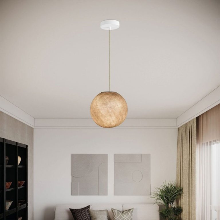 Hängelampe in Holzoptik, schwebend unter der Decke in modernem Wohnraum.