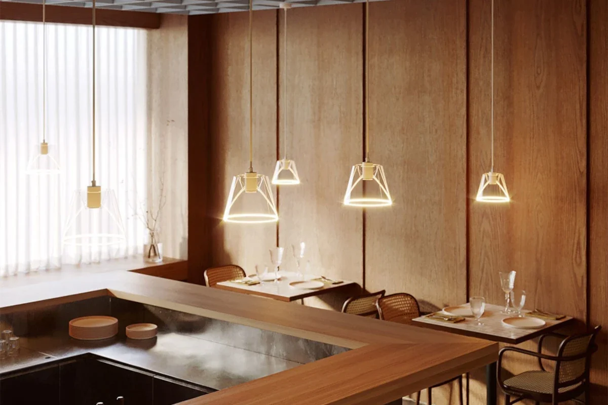 Dekorative Designer-LED-Leuchtmittel für Bars, Restaurants und offene Leuchten Offene Pendelleuchten mit dekorativen LED-Leuchtmitteln in warmem Licht über Bar- und Sitzbereich