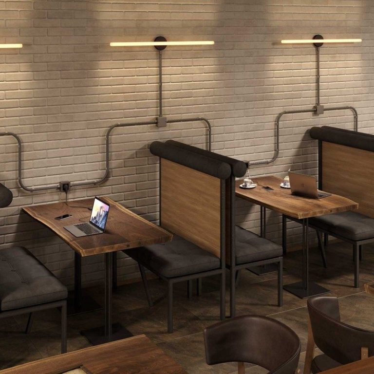 Moderne Café-Inneneinrichtung mit Holz- und Metalltischen und bequemen Bänken.