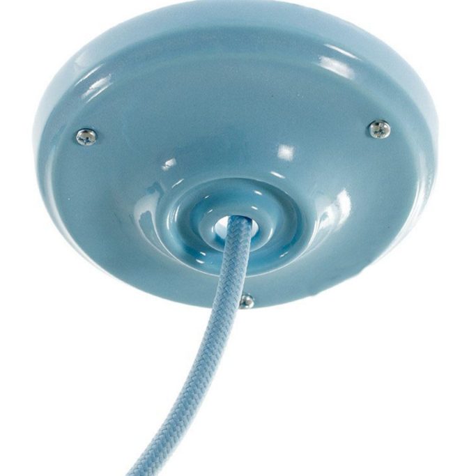 Blaue Deckenhalterung mit Kabelanschluss für Lichtinstallation.