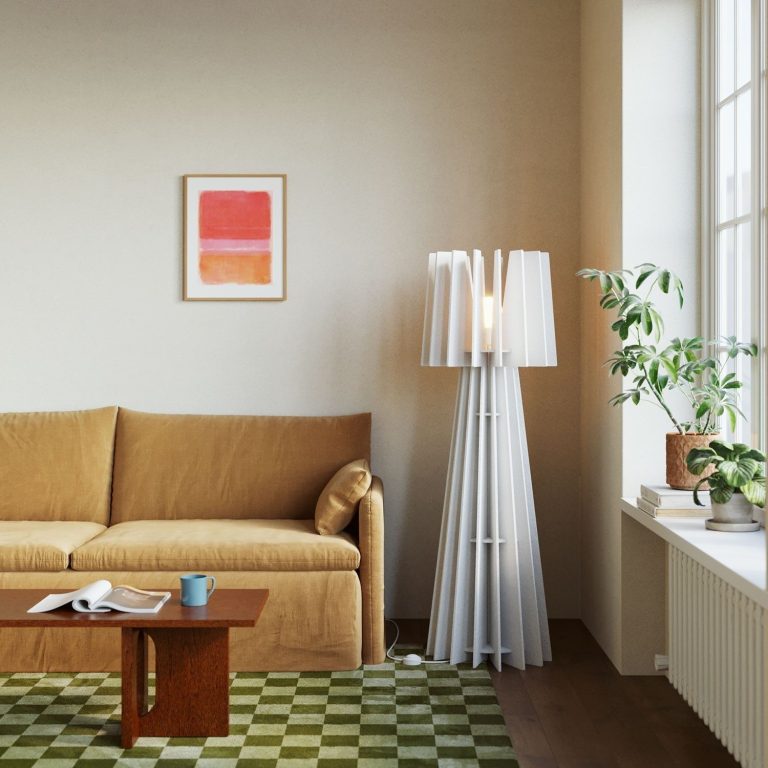 Gemütlicher Wohnraum mit braunem Sofa, Stehlampe, Tisch und Pflanzen.