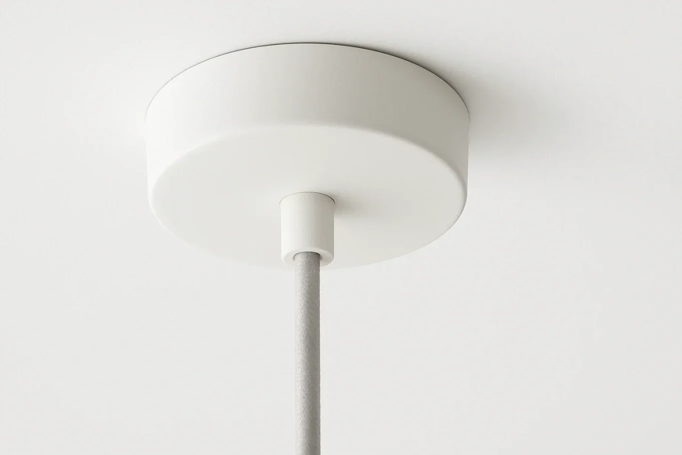 Metall-Deckenbaldachin in Mattweiß mit Textilkabel – verdeckt den Stromanschluss einer Pendelleuchte und sorgt für einen sauberen Abschluss 