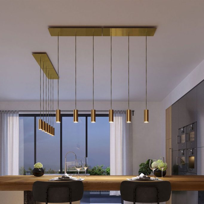 Moderner Lampenbaldachin XXL mit goldenen Pendeln in einem stilvollen Innenraum.