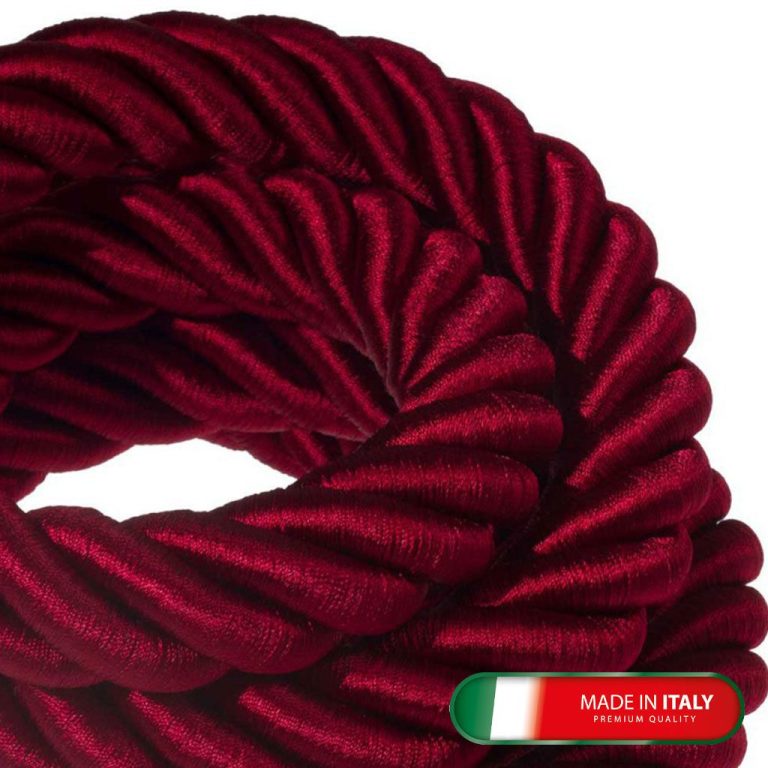 Dunkelrotes, gedrehtes Seil mit einem Etikett „Made in Italy“ in der Ecke.