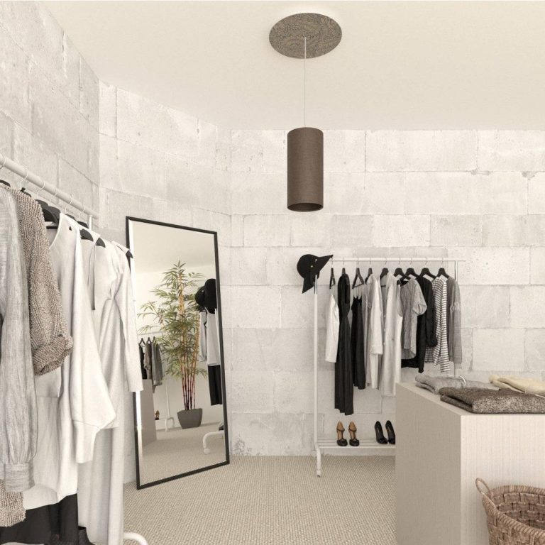 Moderne, minimalistische Garderobe mit Kleiderständer, Spiegel und Pflanze.