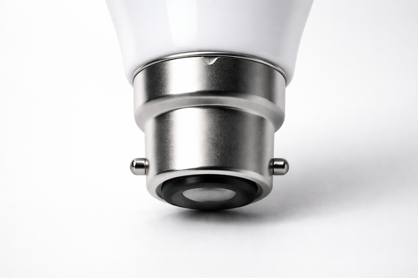 B22 Bayonettsockel mit zwei seitlichen Raststiften auf neutralem Hintergrund.