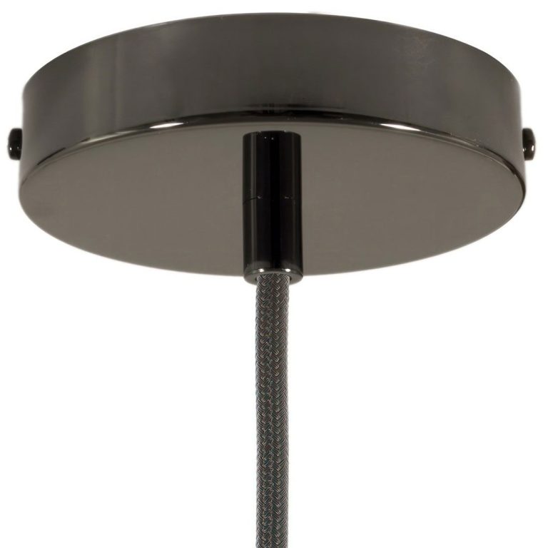 Dunkler Deckenanschluss mit Kabel für Beleuchtungssystem.