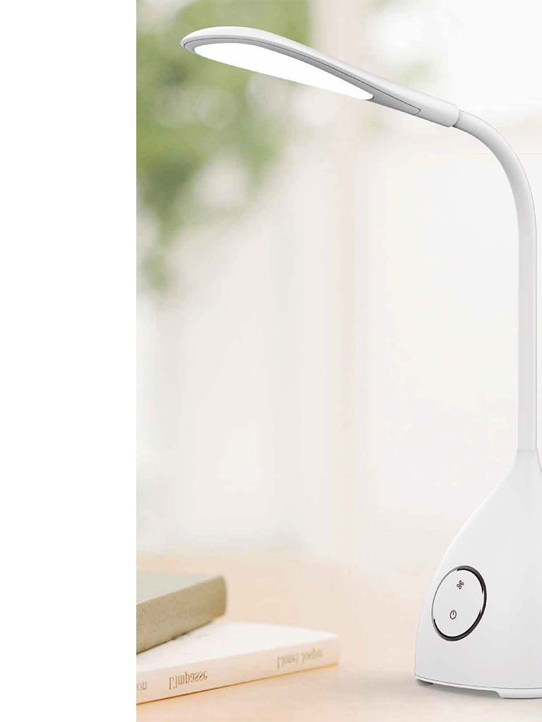 Moderne Schreibtischlampe mit flexibler Leuchte und Touch-Schalter auf einem Tisch.