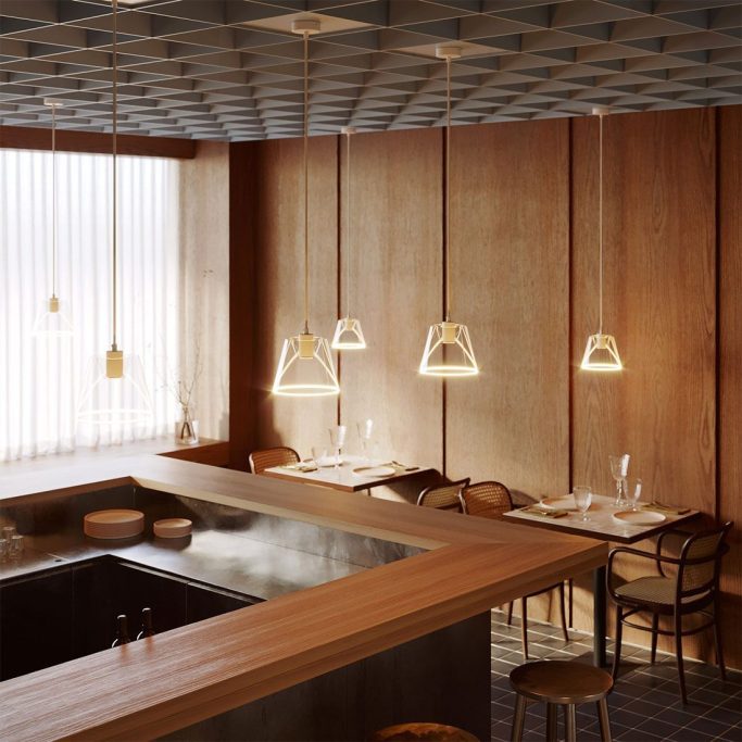 Moderne Restaurant-Innenansicht mit Holzverkleidung und stilvollen Pendelleuchten.
