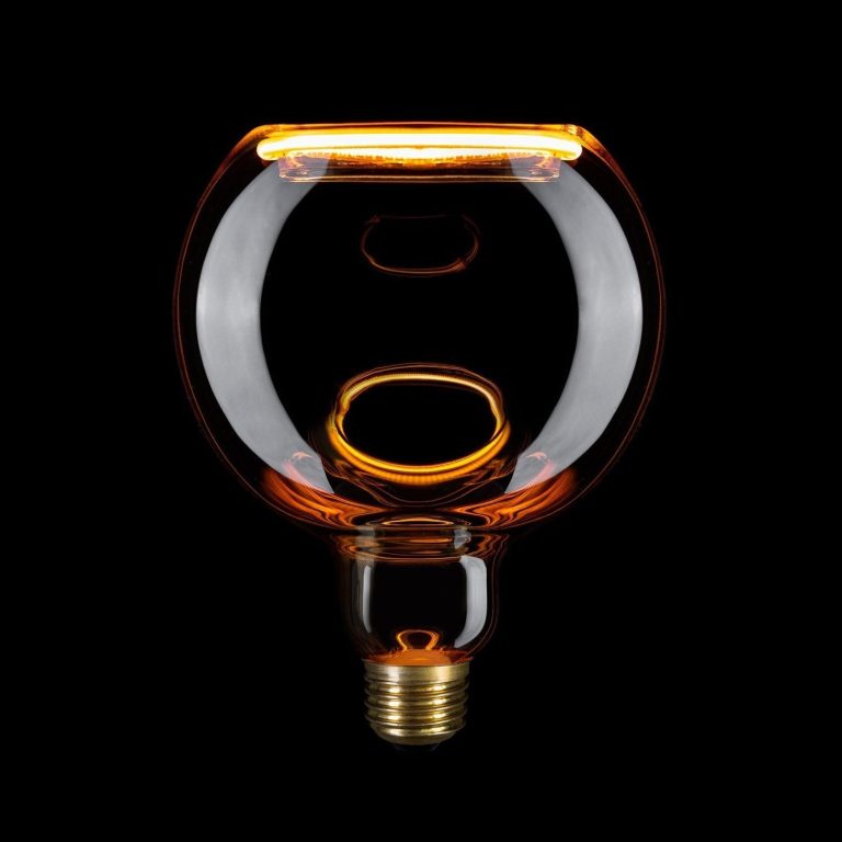 LED mit orangefarbener Beleuchtung auf schwarzem Hintergrund.