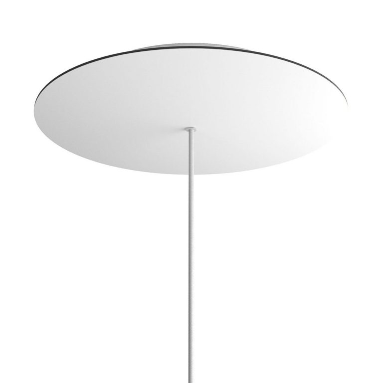 Runder, flacher Lampenbaldachin mit einem dünnen Kabel als Aufhängung.