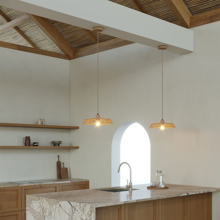 Moderne Küche mit Holzregalen, hängenden Lampen und einer Spüle.