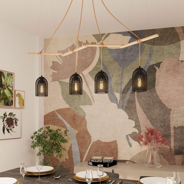 Moderne Esszimmerbeleuchtung mit vier hängenden, schwarzen Lampen und floralem Wanddesign.