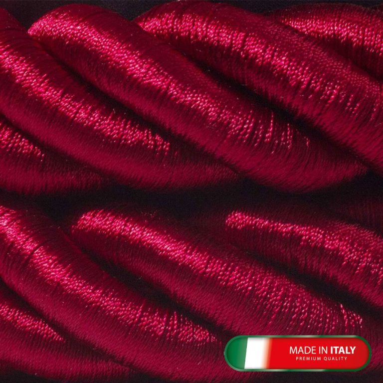 Knäuel aus glänzendem, tiefrotem Textilkabel, hergestellt in Italien.