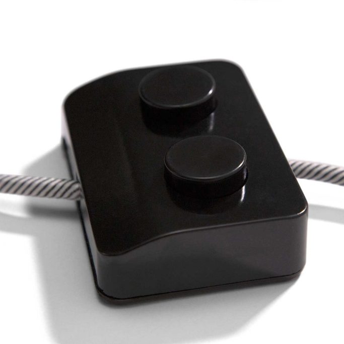 Schwarzer, flacher Schalter mit zwei runden Tasten und einem Kabel.