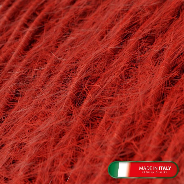 Rote, strukturierte Textur mit einem "Made in Italy"-Label in der Ecke.